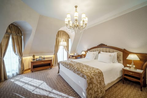 Studio, Balcony | Minibar, in-room safe, desk, laptop workspace