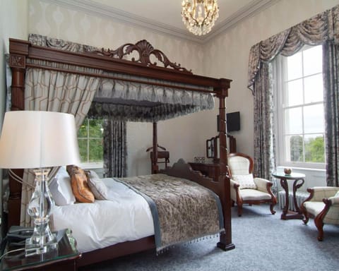 Junior Suite, Garden View | Individually decorated, individually furnished, desk, blackout drapes