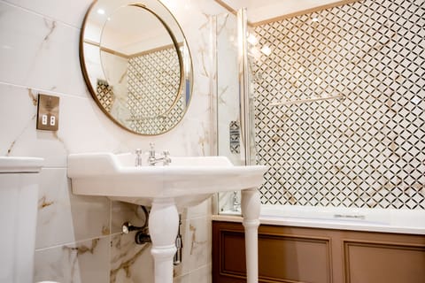 Superior Double Room | Bathroom | Separate tub and shower, free toiletries, hair dryer, towels