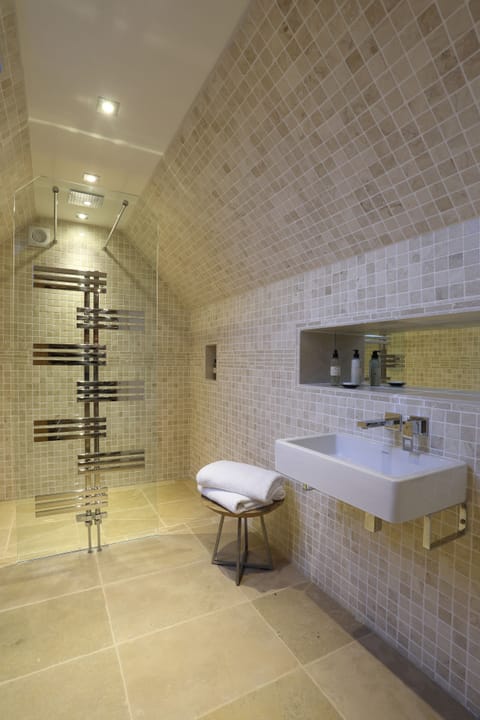 Suite ( Blenheim) | Bathroom | Shower, free toiletries, towels