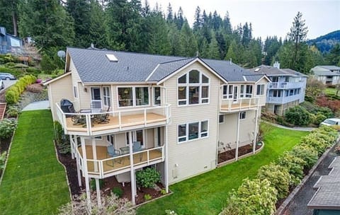 Entire private bottom level living with private deck. Owners live upstairs.