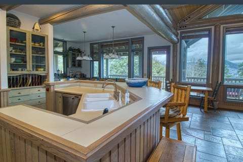 Bar for eating or serving