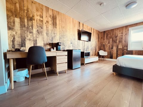 Premium Room, 1 Queen Bed | Desk, blackout drapes, iron/ironing board (on request), WiFi (free)