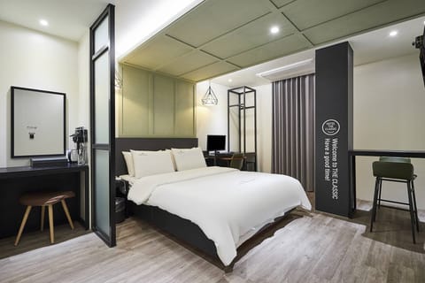 Deluxe Double Room | Individually decorated, individually furnished, blackout drapes