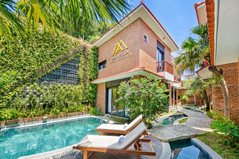 Poolside bar