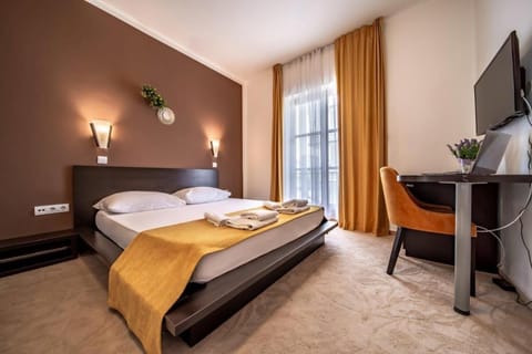 Desk, laptop workspace, soundproofing, free cribs/infant beds