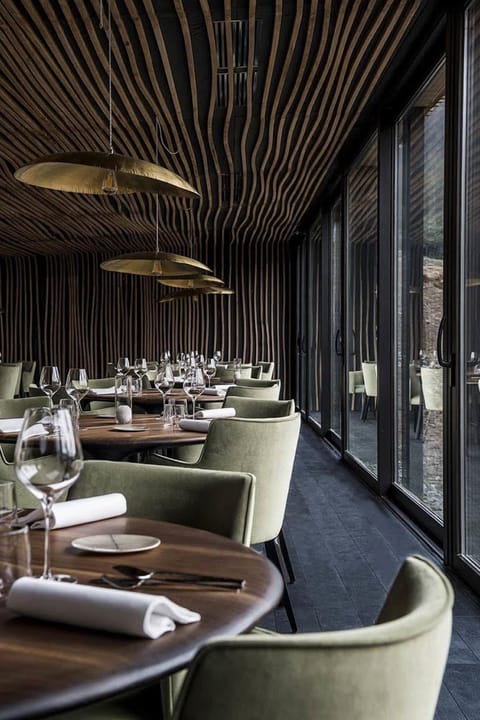 2 restaurants; breakfast, lunch, and dinner served