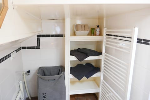 City Apartment, 6 Bedrooms, Harbor View | Bathroom | Shower, towels