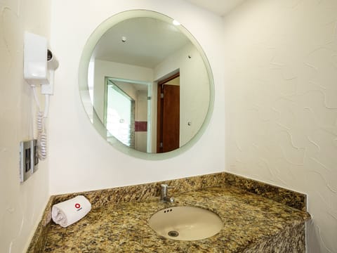 Premier Room, 1 King Bed | Bathroom | Free toiletries, towels, soap, shampoo