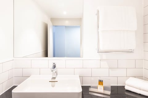 Combined shower/tub, free toiletries, hair dryer, towels