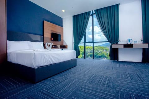 Family Executive Room | Individually furnished, laptop workspace, blackout drapes, soundproofing