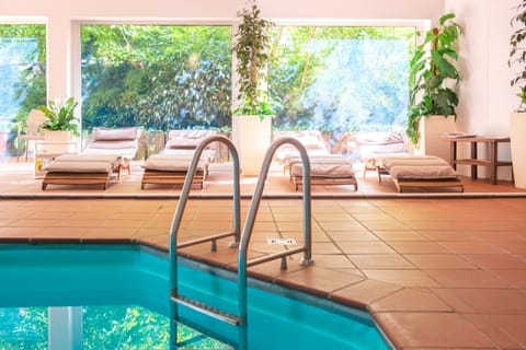 Indoor pool, sun loungers