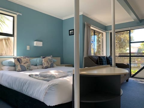 Deluxe Studio | Iron/ironing board, travel crib, free WiFi, bed sheets
