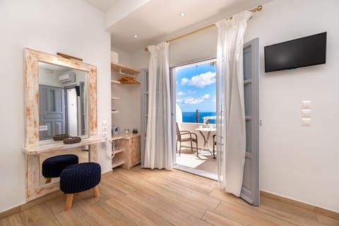 Suite | In-room safe, soundproofing, iron/ironing board, free WiFi