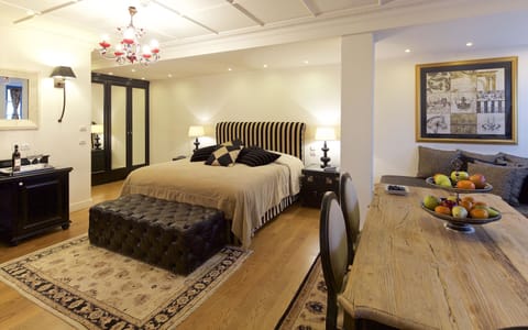 Deluxe Suite, 1 King Bed with Sofa bed | Frette Italian sheets, premium bedding, down comforters, pillowtop beds