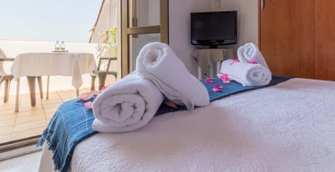 Double or Twin Room | Desk, free WiFi, bed sheets