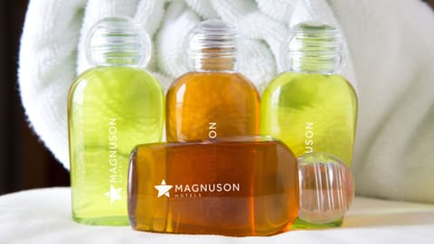 Combined shower/tub, free toiletries, towels