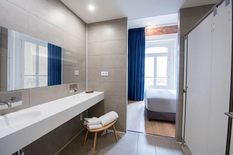 Standard Double Room | Bathroom | Shower, rainfall showerhead, hair dryer, towels