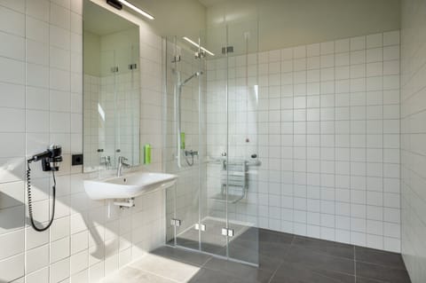 Deluxe Double Room | Bathroom | Shower, hair dryer, towels
