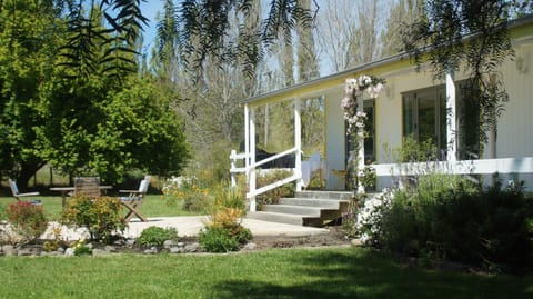 Northala Cottage, your own private space for breakfast,  BBQ & starlit nights .
