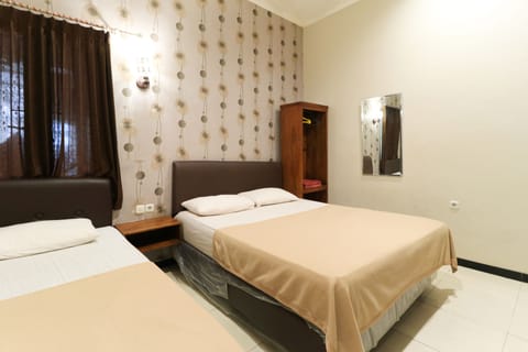 Family Room | Desk, free WiFi