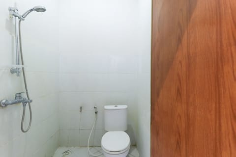 Standard Twin Room | Bathroom | Shower, towels