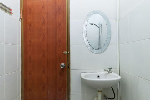 Standard Twin Room | Bathroom | Shower, towels