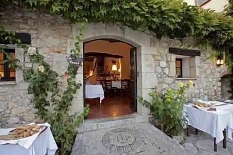 2 restaurants, lunch, dinner served; French cuisine