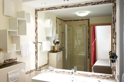 Family Room | Bathroom | Shower, towels