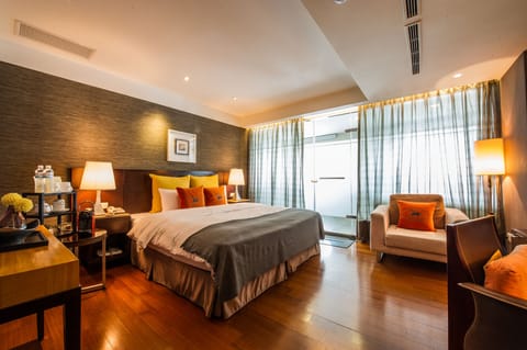 Down comforters, minibar, free WiFi, bed sheets