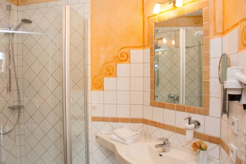 Family Room | Bathroom | Shower, free toiletries, hair dryer, towels