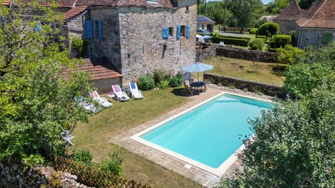 Secure rear garden with pool and pigeonnier 