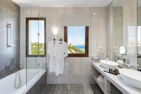 Deluxe Suite, Sea View, Corner | Bathroom | Deep soaking tub, free toiletries, hair dryer, towels