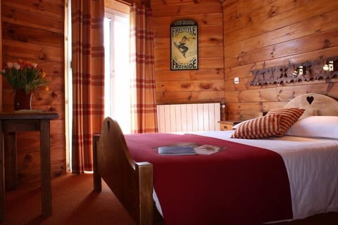 Desk, free cribs/infant beds, rollaway beds, free WiFi