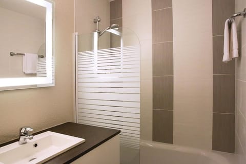 Comfort Room, 1 Queen Bed, Non Smoking (Twin bed on request) | Bathroom | Free toiletries, hair dryer, towels