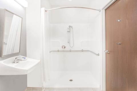 Combined shower/tub, hair dryer, towels