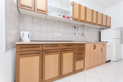 Apartment (A1) | Private kitchen | Fridge, stovetop, coffee/tea maker, electric kettle
