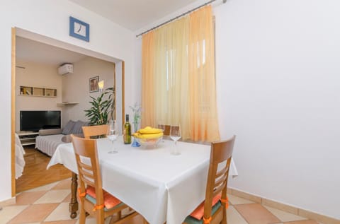 Apartment (A1) | Dining