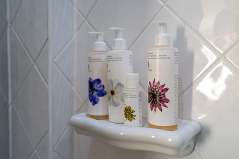 Standard Twin Room, Ensuite | Bathroom | Designer toiletries, hair dryer, towels, soap