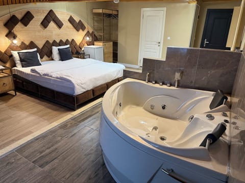 Suite Room | Minibar, in-room safe, iron/ironing board, free WiFi