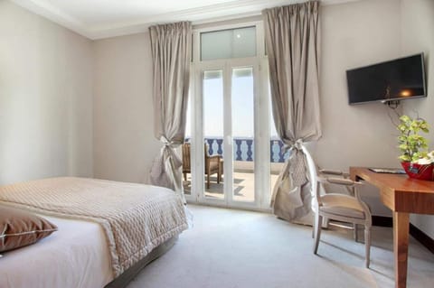 Privilege Sea View | Minibar, in-room safe, desk, soundproofing