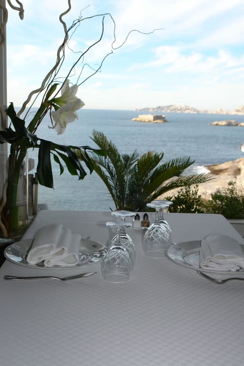 Lunch and dinner served, French cuisine