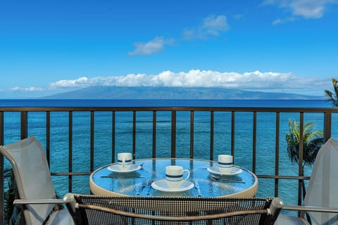 Oceanfront lanai made for slow mornings and soft sea breezes