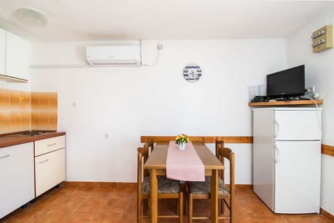 Apartment (A3) | Private kitchen | Fridge, stovetop, cookware/dishes/utensils, freezer