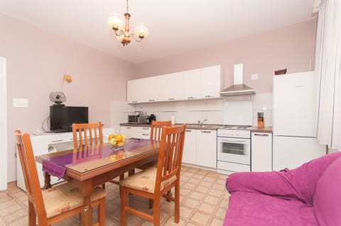 Apartment (A1) | Private kitchen | Fridge, microwave, oven, stovetop