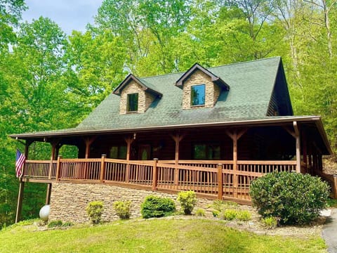 Gorgeous Log Cabin In The Great Smoky Mountains!