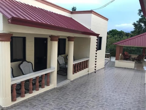 FRENTE DE LA CASA Y GAZEBO IN BACK