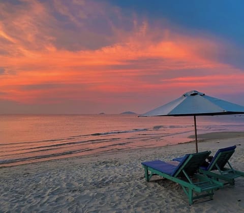 Beach nearby, white sand, 5 beach bars
