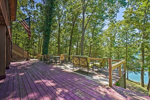 Golden Vacation Rental | 4BR | 2BA | 2,000 Sq Ft | 1 Step Required