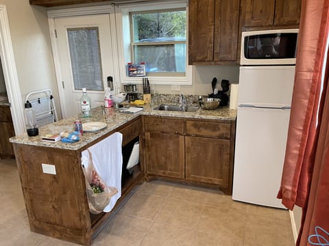 Full-size fridge, microwave, oven, stovetop